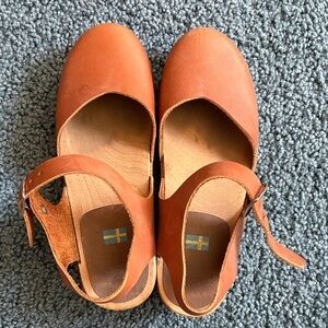 Stylish Tan Leather Mules